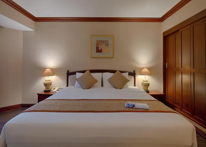 Plaza Khách sạn 4*