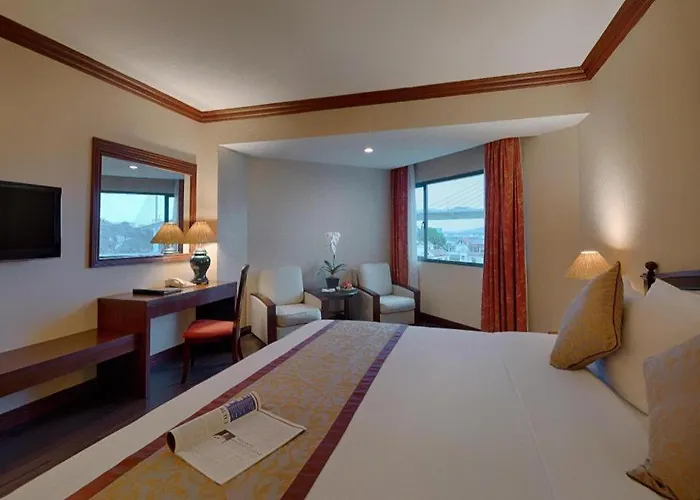 Plaza 4* Ha Long